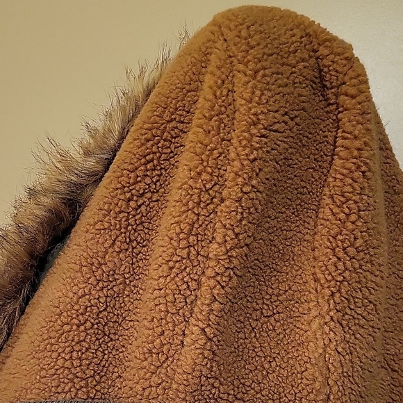 Men's Green Jacket with Fur Hood - Picture 6 of 10